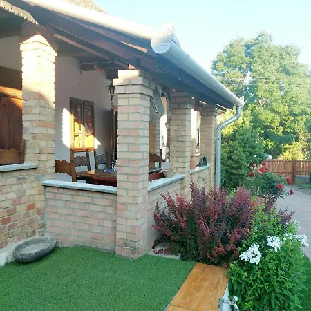 Pipacs Es Tulipan Vendeghaz Bodony